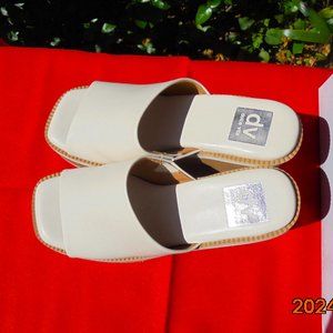 Dolce Vita sandal NEW